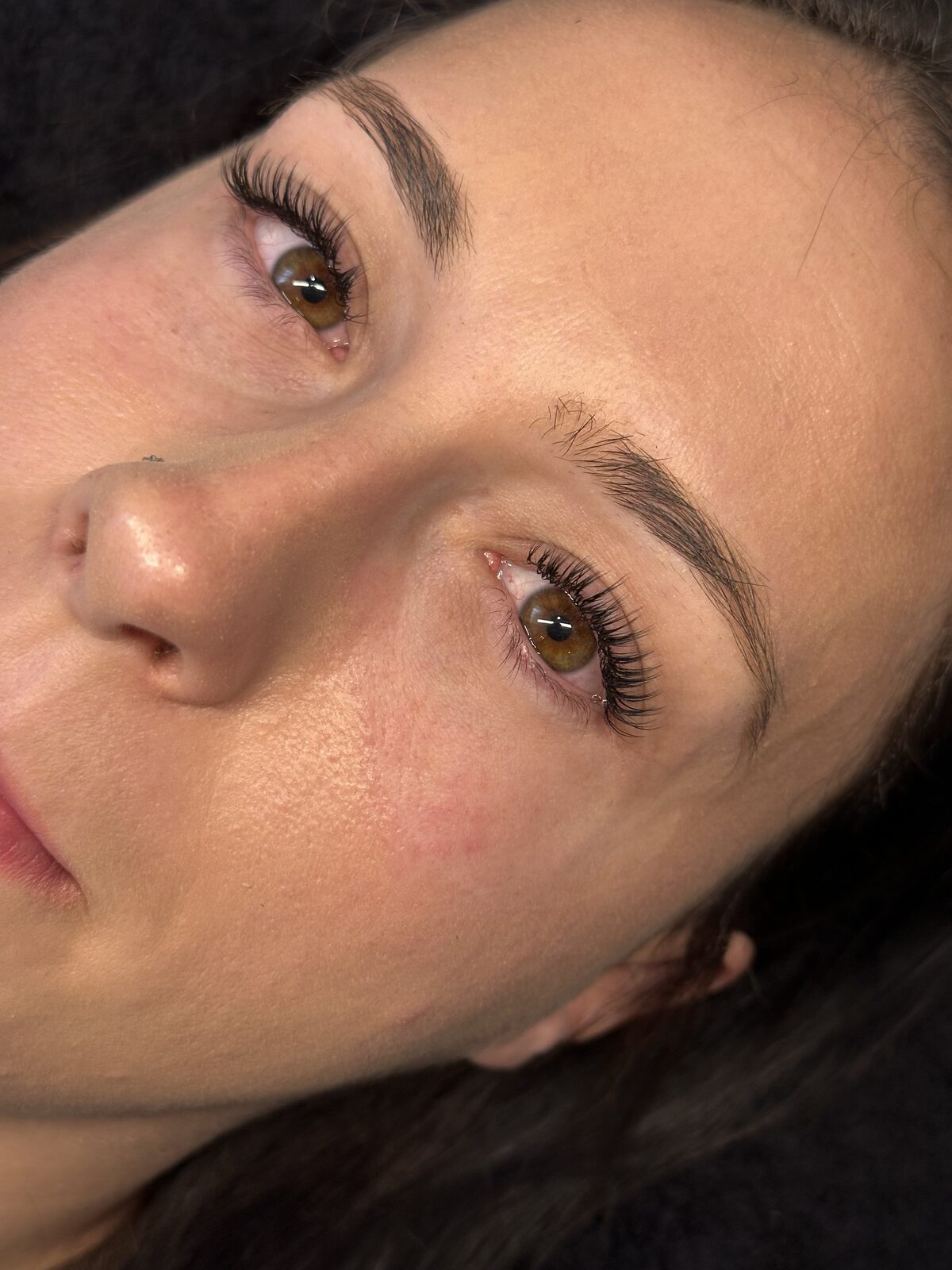 Hybrid lash extensions with soft texture and lift